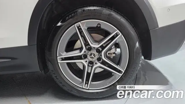 Mercedes-Benz GLB-Class 2023 — Photo 28/30