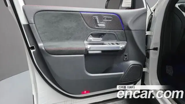 Mercedes-Benz GLB-Class 2023 — Photo 8/30