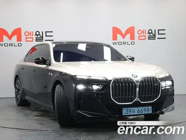 BMW i7 2023 — Photo 18/20