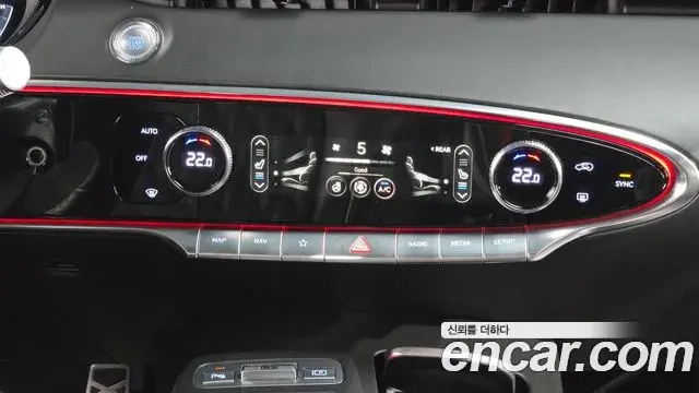 Genesis GV70 2021 — Photo 30/33