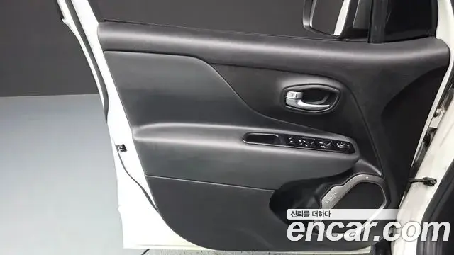 Jeep Renegade 2021 — ფოტო 13/31