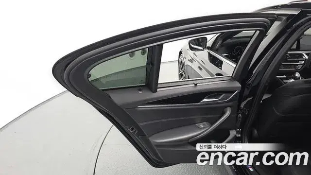 BMW 5 Series 2019 — Photo 32/42