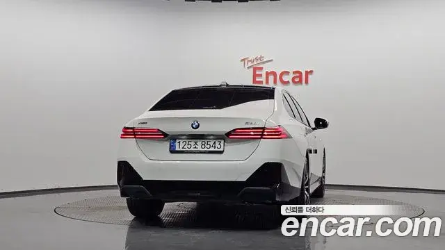 BMW 5 Series 2024 — Şəkil 25/37