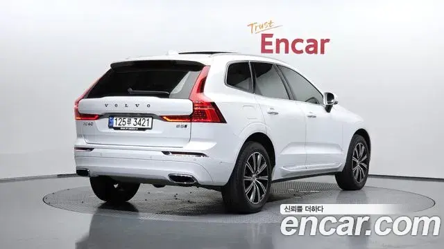 Volvo XC60 2021 — Фото 2/20