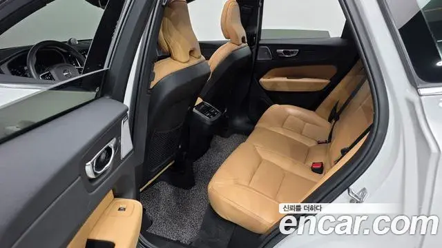 Volvo XC60 2021 — Фото 12/20
