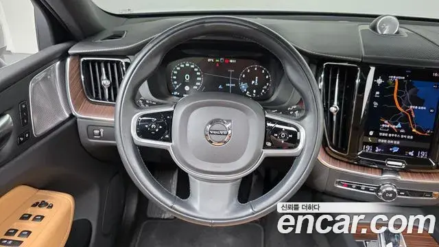 Volvo XC60 2021 — Фото 13/20