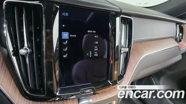 Volvo XC60 2021 — Фото 16/20