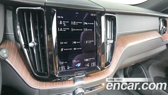 Volvo XC60 2021 — Фото 17/20