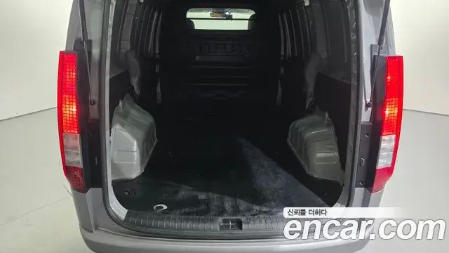 Hyundai Staria 2021 — ფოტო 8/30