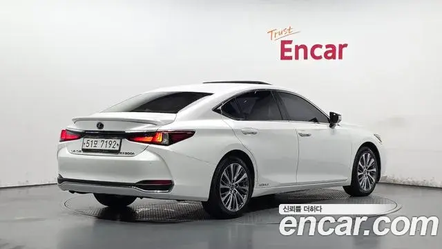 Lexus ES300h 2019 — Фото 2/20