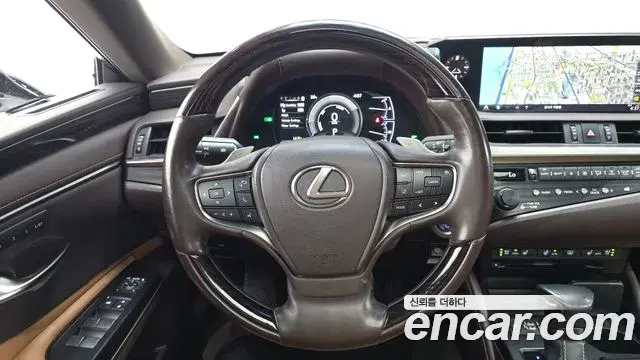 Lexus ES300h 2019 — Фото 13/20
