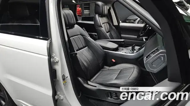 Land Rover Range Rover Sport 2019 — Photo 27/35