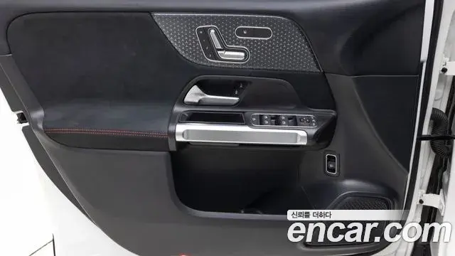 Mercedes-Benz GLB-Class 2025 — Фото 15/20