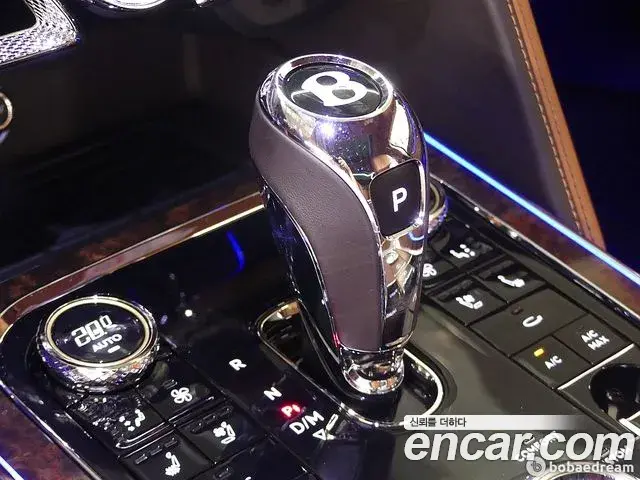 Bentley Flying Spur 2023 — Фото 8/20