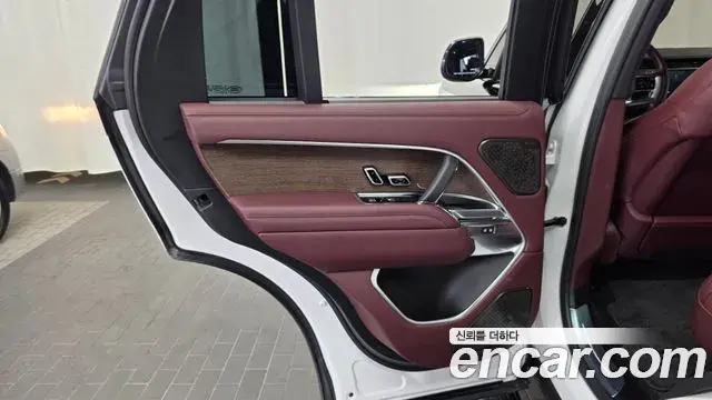 Land Rover Range Rover 2023 — ფოტო 15/38