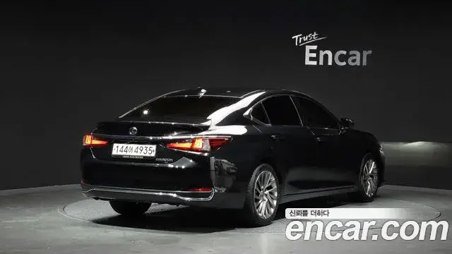 Lexus ES300h 2023 — ფოტო 32/36