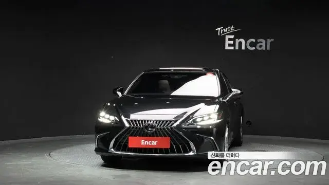 Lexus ES300h 2023 — ფოტო 7/36