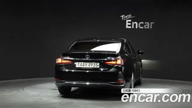 Lexus ES300h 2023 — ფოტო 13/36