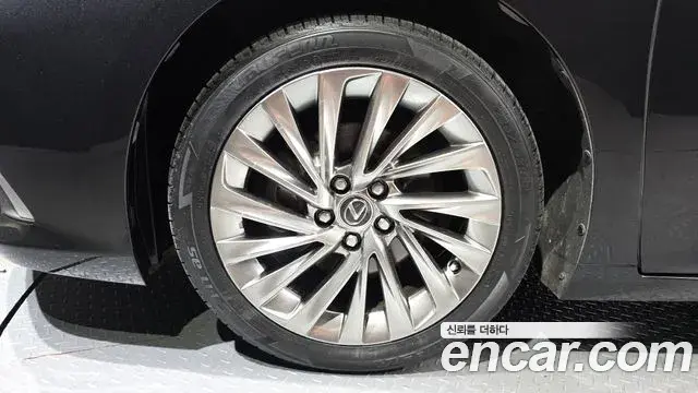 Lexus ES300h 2023 — ფოტო 17/36