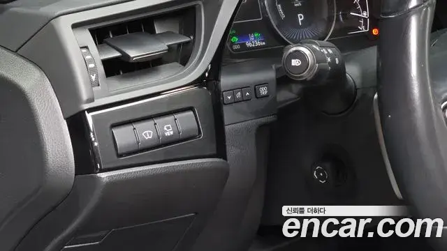 Lexus ES300h 2023 — ფოტო 23/36