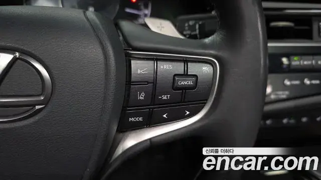 Lexus ES300h 2023 — ფოტო 25/36