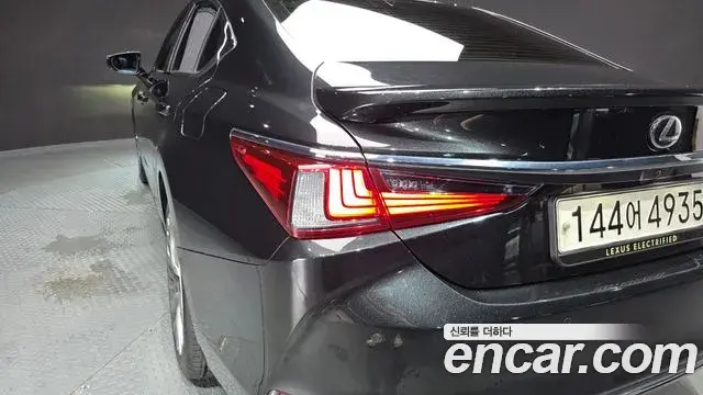 Lexus ES300h 2023 — ფოტო 36/36