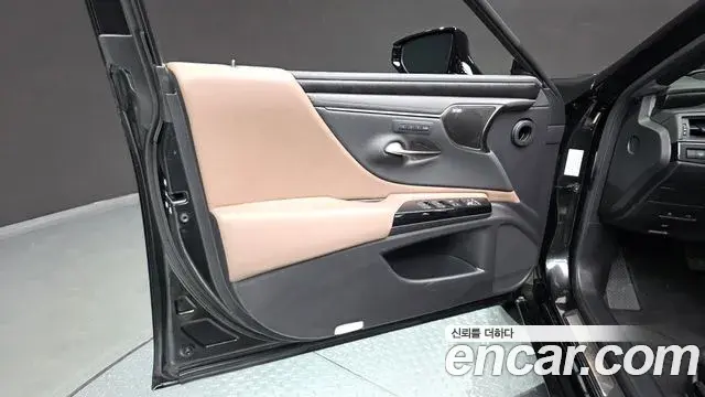 Lexus ES300h 2023 — ფოტო 27/36