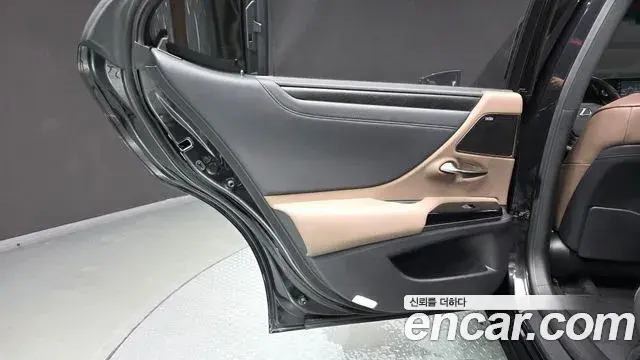 Lexus ES300h 2023 — ფოტო 34/36
