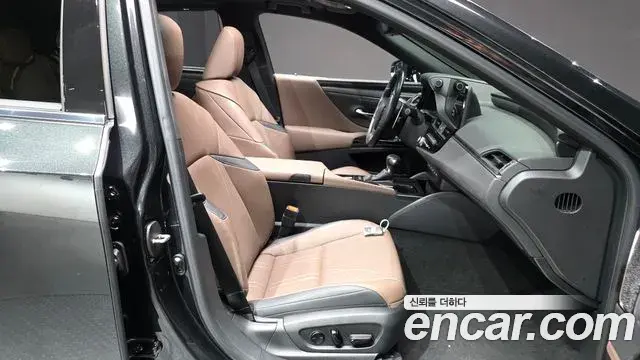 Lexus ES300h 2023 — ფოტო 26/36