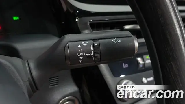 Lexus ES300h 2023 — ფოტო 16/36