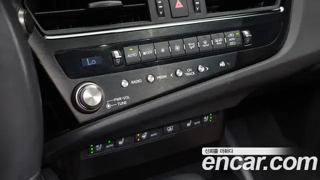 Lexus ES300h 2023 — ფოტო 6/36