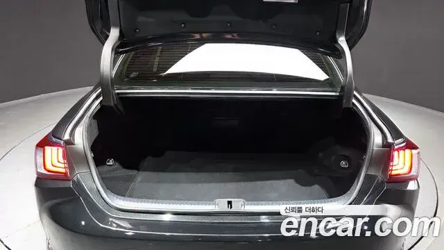 Lexus ES300h 2023 — ფოტო 35/36