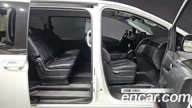 Hyundai Staria 2023 — Photo 19/20