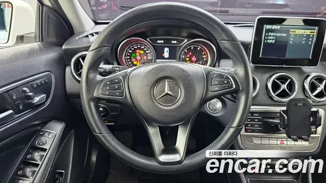 Mercedes-Benz GLA-Class 2019 — Фото 13/20