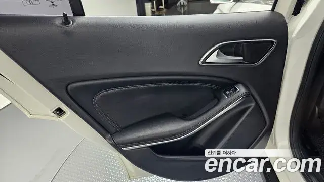 Mercedes-Benz GLA-Class 2019 — Şəkil 24/31