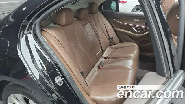 Mercedes-Benz E-Class 2019 — Фото 12/20