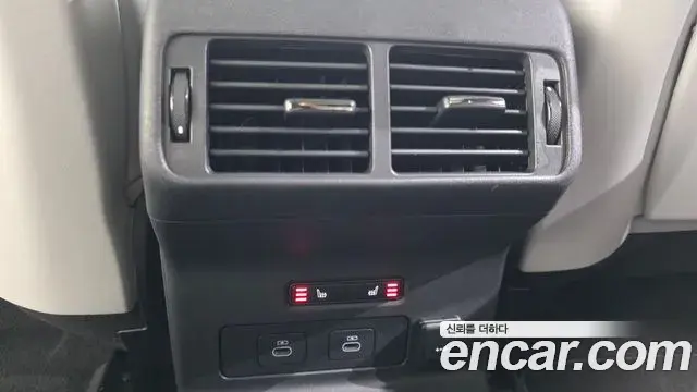Land Rover Range Rover Velar 2026 — Photo 10/20