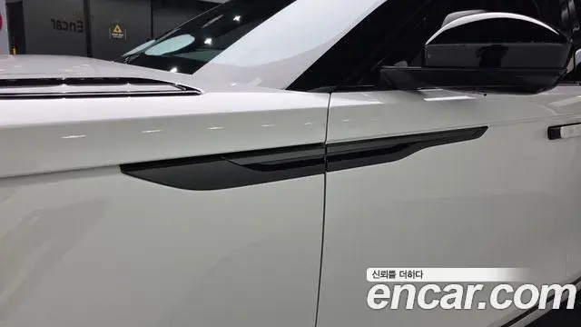 Land Rover Range Rover Velar 2026 — Photo 17/20