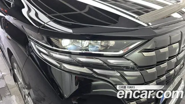 Toyota Alphard 2023 — Photo 33/38