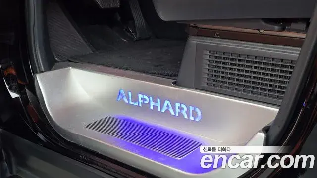 Toyota Alphard 2023 — Photo 35/38