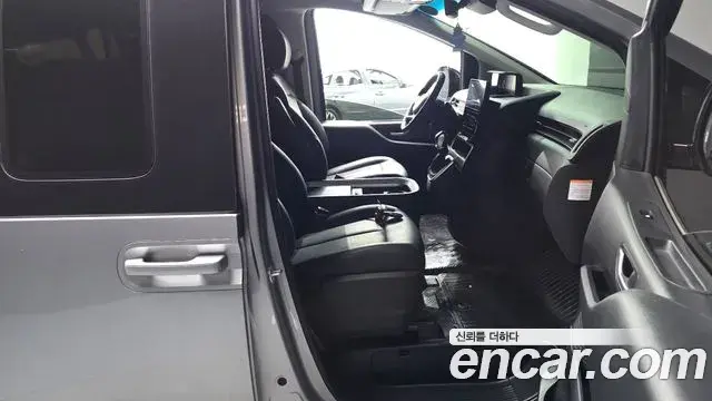 Hyundai Staria 2025 — Photo 19/33
