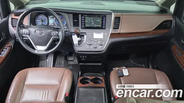 Toyota Sienna 2018 — Photo 16/30