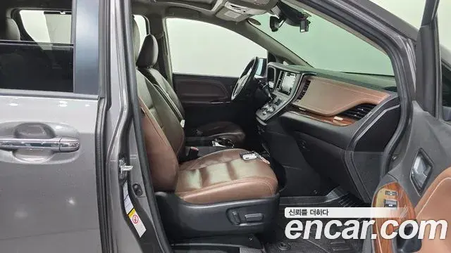 Toyota Sienna 2018 — Photo 18/30