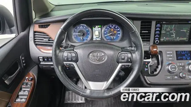 Toyota Sienna 2018 — Photo 22/30
