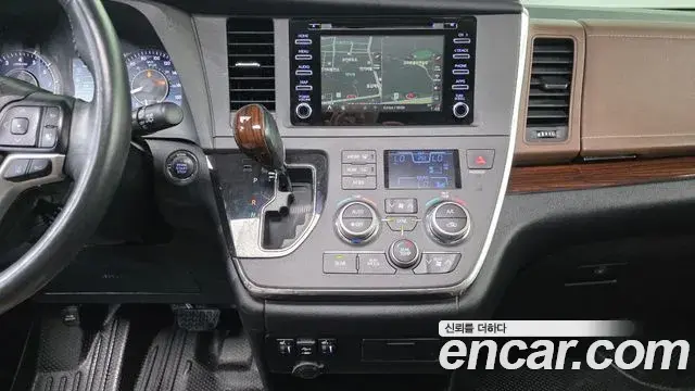 Toyota Sienna 2018 — Photo 29/30