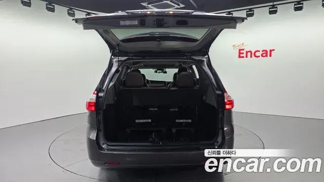 Toyota Sienna 2018 — Photo 19/30
