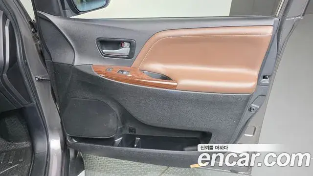 Toyota Sienna 2018 — Photo 17/30