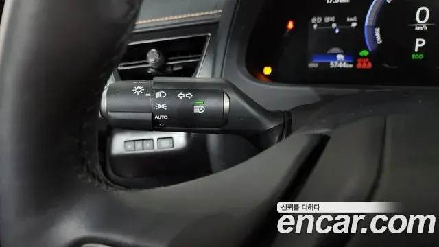 Lexus UX300h 2025 — ფოტო 16/20