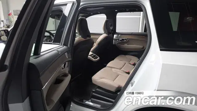 Volvo XC90 2025 — Photo 8/33