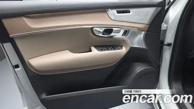 Volvo XC90 2025 — Photo 9/33